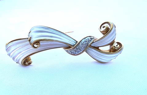 French 18K Gold Diamond Mother of Pearl Brooch Signed Hallmarked: French 18K Gold Diamond Mother of Pearl Brooch Signed Hallmarked This exquisite French brooch features an elegant design crafted from 18K yellow gold, showcasing stunning diamond mother of pearl. Weig