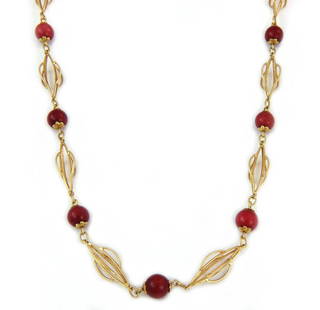 Vintage 18k Yellow Gold Red Coral Bead Open Link Necklace: Vintage 18k Yellow Gold Red Coral Bead Open Link Necklace This exquisite vintage necklace showcases a unique open link design, expertly crafted from 18k yellow gold. Featuring alternating fancy-shaped