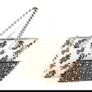 Louis Vuitton Wild at Heart Neverfull MM Tote Bag Beige Leopard PVC Leather: Louis Vuitton Wild at Heart Neverfull MM Tote Bag Beige Leopard PVC Leather Discover the elegance of the Louis Vuitton Wild at Heart Capsule Collection Neverfull MM Shoulder Tote Bag. This stylish tot