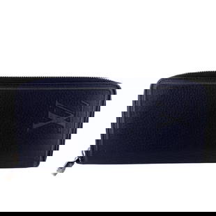 Louis Vuitton Long Bi-Fold Wallet M68228 Black Taurillon Leather: Louis Vuitton Long Bi-Fold Wallet M68228 Black Taurillon Leather This stylish Louis Vuitton wallet combines elegance and functionality with its long bi-fold design, suitable for both women and men. Cr