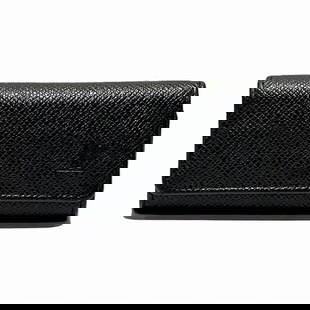 Louis Vuitton Taiga M30522 Key Case in Ardoise Black Leather: Louis Vuitton Taiga M30522 Key Case in Ardoise Black Leather Introducing the Louis Vuitton Taiga Multicle 4, a sophisticated key case designed for men. Crafted from high-quality leather in a stylish A