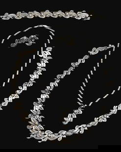 Vintage Sterling Silver Leaf Motif Jewelry Set Necklace Bracelet Earrings: Vintage Sterling Silver Leaf Motif Jewelry Set Necklace Bracelet Earrings This exquisite vintage set features a beautifully crafted necklace, pendant, bracelet, and earrings, all adorned with a charmi