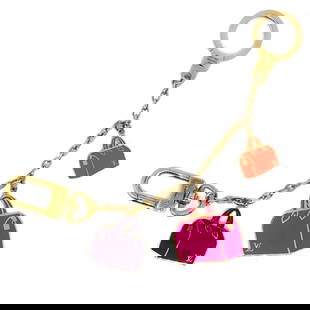 Louis Vuitton Iconic Chain Keyring Charm M66985 Vintage Gold: Louis Vuitton Iconic Chain Keyring Charm M66985 Vintage Gold Elevate your accessory collection with this Louis Vuitton Chain Iconic Keyring Bag Charm (M66985). This stylish key chain features a luxuri