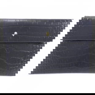 Alexander McQueen Black Handbag for Women 19.5cm x 28.5cm: Alexander McQueen Black Handbag for Women 19.5cm x 28.5cm This stylish handbag by Alexander McQueen features a sleek black design, making it a versatile accessory for any outfit. With dimensions of 19