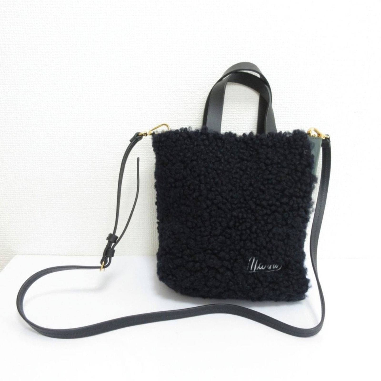 Marni Museo Soft Black Green Sheepskin Calfskin 2-Way Handbag: Marni Museo Soft Black Green Sheepskin Calfskin 2-Way Handbag This exquisite Marni handbag features a luxurious combination of sheepskin and calfskin leather, designed for the modern woman. The bag sh