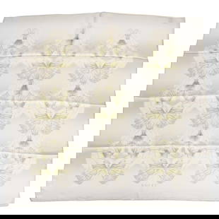 Gucci Green Butterflies 100% Silk Scarf 35 x 35 Italy: Gucci Green Butterflies 100% Silk Scarf 35 x 35 Italy Elevate your accessory collection with this stunning Gucci Green Butterflies Silk Scarf. Crafted in Italy, this exquisite scarf features a vibrant