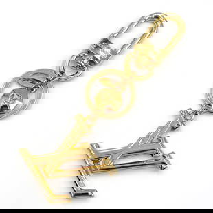 Louis Vuitton Porte-Cle LV Facet Gold Metal Key Ring Bag Charm: Louis Vuitton Porte-Cle LV Facet Gold Metal Key Ring Bag Charm Introducing the Louis Vuitton Porte-Cle LV Facet, a stylish key ring holder and bag charm that perfectly complements both men's and women