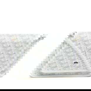 Goyardine Plumet Pocket Wallet White Fabric Made in France: Goyardine Plumet Pocket Wallet White Fabric Made in France Introducing the Goyardine Plumet Pocket Wallet, a sophisticated accessory crafted from durable coated canvas with luxurious leather trim. Thi