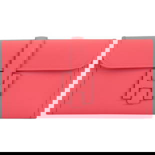 Hermes Jige Elan Clutch Rose Azalee Swift Leather New in Box: Hermes Jige Elan Clutch Rose Azalee Swift Leather New in Box This exquisite Hermes Jige Elan clutch is a must-have for any luxury accessory collector. Crafted from smooth swift leather, this clutch fe