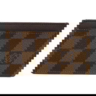 Louis Vuitton Damier Ebene Card Case Business Holder N61722: Louis Vuitton Damier Ebene Card Case Business Holder N61722 This elegant Louis Vuitton card case is designed for both men and women, featuring the iconic Damier Ebene canvas leather in a rich brown co