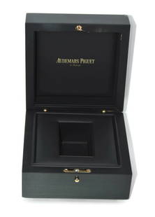 Audemars Piguet Green Presentation Watch Box 6x6x4 Inches Authentic: Audemars Piguet Green Presentation Watch Box 6x6x4 Inches Authentic This Audemars Piguet presentation box is a stylish and functional storage solution for your watch. It features a vibrant green color
