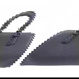 Giorgio Armani Women's Black Handbag Elegant Design 19cm x 38cm x 19cm: Giorgio Armani Women's Black Handbag Elegant Design 19cm x 38cm x 19cm Introducing a stylish and sophisticated black handbag from Giorgio Armani, designed for women who appreciate elegance and functio