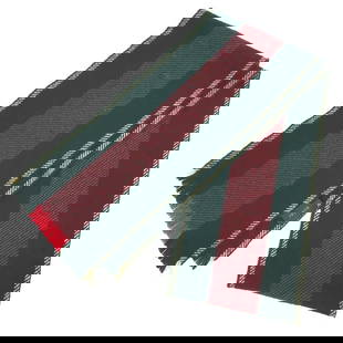 Gucci Sherry Line Wool Scarf Beige Green Red 1.8m x 20cm: Gucci Sherry Line Wool Scarf Beige Green Red 1.8m x 20cm Elevate your accessory collection with this exquisite Gucci scarf from the Sherry Line. Crafted in Italy, this unisex stole features a stylish