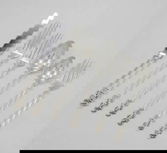 Oneida Mansion House Sterling Silver 6-Piece Place Setting 1948: Oneida Mansion House Sterling Silver 6-Piece Place Setting 1948 This exquisite 6-piece place setting from the Mansion House collection by Heirloom/Oneida is crafted from high-quality sterling silver,