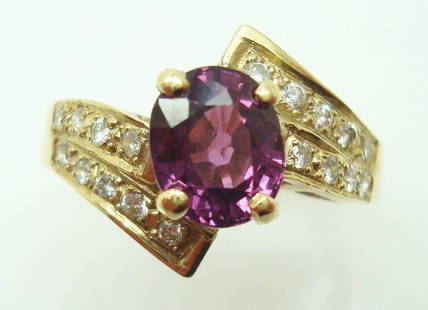 14k Yellow Gold 1.84ct Raspberry Sapphire Diamond Ring JAGI Certified: 14k Yellow Gold 1.84ct Raspberry Sapphire Diamond Ring JAGI Certified This stunning 14k yellow gold ring features a captivating 1.84ct raspberry genuine natural sapphire, showcasing a brilliant cut an
