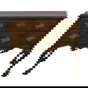 Kittinger CW-19 Mahogany Lowboy Chippendale Style 38.5x20x32: Kittinger CW-19 Mahogany Lowboy Chippendale Style 38.5x20x32 This exquisite Kittinger Colonial Williamsburg CW-19 Lowboy showcases the elegance of 18th-century design with its Chippendale style. Craft