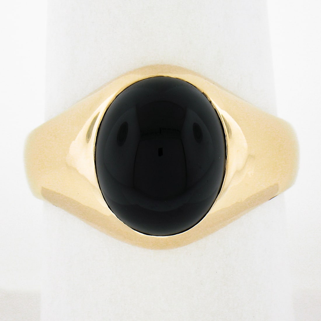 14K Yellow Gold Vintage Oval Cabochon Black Onyx Solitaire Ring: 14K Yellow Gold Vintage Oval Cabochon Black Onyx Solitaire Ring This exquisite unisex ring features a stunning oval cabochon cut black onyx set in a secure bezel setting. Crafted from 14K yellow gold,