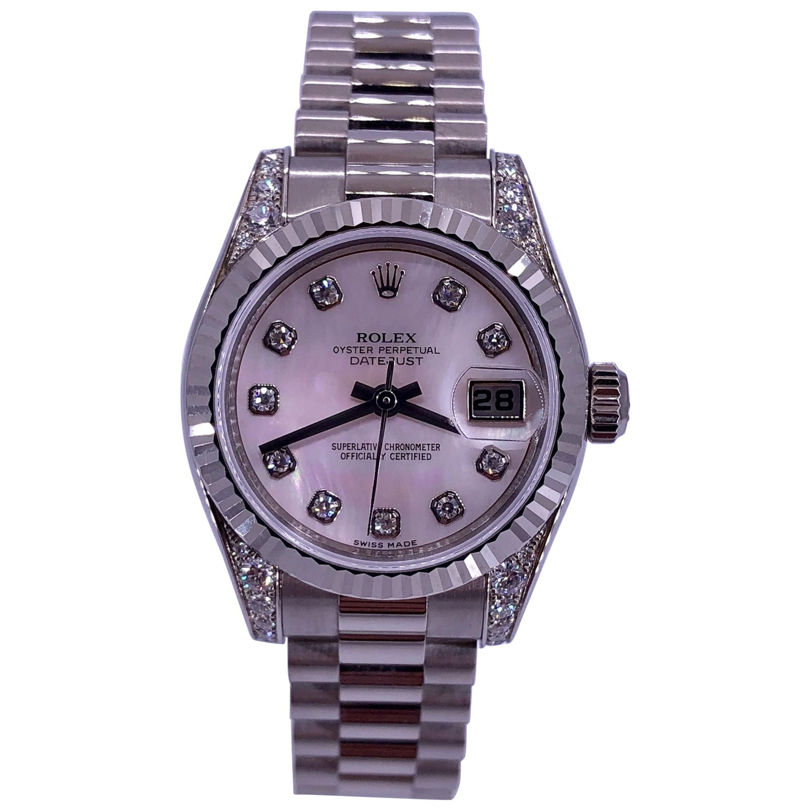Rolex Lady-Datejust 179239 White Gold Mother of Pearl Diamond Watch: Rolex Lady-Datejust 179239 White Gold Mother of Pearl Diamond Watch Introducing the exquisite Rolex Lady-Datejust, a stunning timepiece that embodies luxury and sophistication. Crafted from premium wh