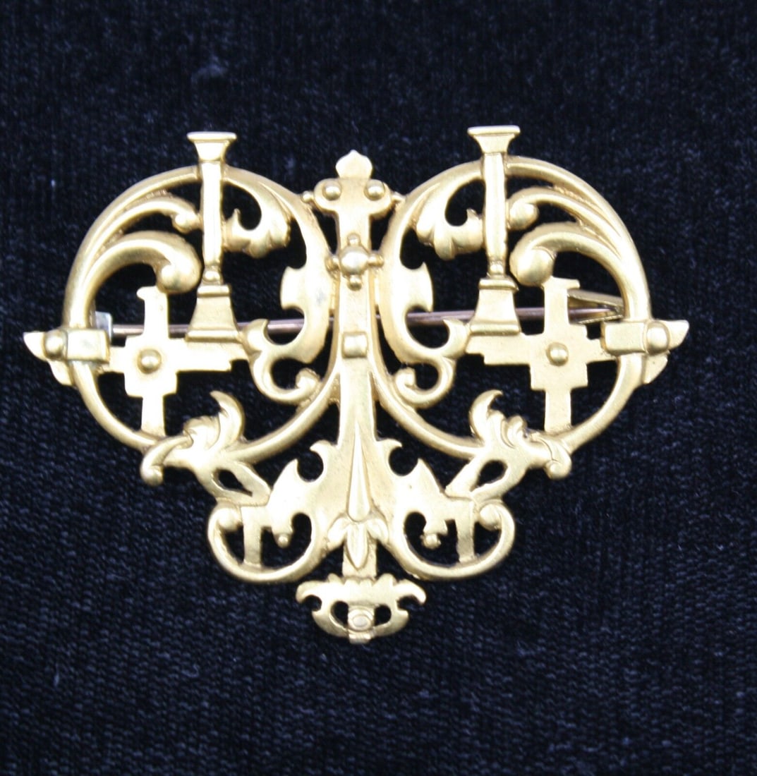 19th Century 18K Gold Royal Crest Brooch by John Brogden: 19th Century 18K Gold Royal Crest Brooch by John Brogden This exquisite 19th-century brooch is crafted from 18K gold and features a stunning royal crest, showcasing exceptional detail and craftsmanshi