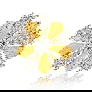 David Webb Platinum 18K Gold Snowflake Diamond Brooch 8 Cts: David Webb Platinum 18K Gold Snowflake Diamond Brooch 8 Cts This exquisite brooch showcases a stunning snowflake design crafted from a combination of Platinum and 18K Yellow Gold. It features a centra