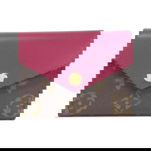 Louis Vuitton Monogram Portefeuille Zoe Wallet M62932 Fuchsia Marron: Louis Vuitton Monogram Portefeuille Zoe Wallet M62932 Fuchsia Marron Introducing the Louis Vuitton Monogram Portefeuille Zoe M62932 Wallet, a stylish and functional accessory designed for women. This
