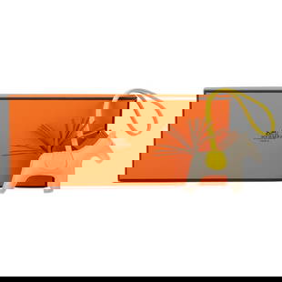 Hermes Rodeo Charm Small Craie Lime Gold 2022 BNIB: Hermes Rodeo Charm Small Craie Lime Gold 2022 BNIB Discover the elegance of the Hermes Rodeo Charm in Craie, a charming accessory perfect for adding a touch of sophistication to your favorite bag. Thi