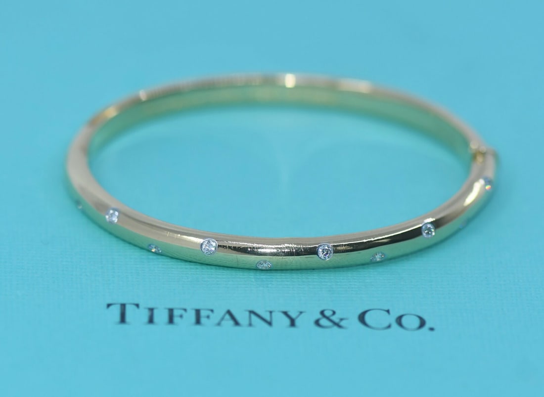 Tiffany & Co Etoile Diamond Bangle 18K Yellow Gold Bracelet Authentic: Tiffany & Co Etoile Diamond Bangle 18K Yellow Gold Bracelet Authentic This exquisite Tiffany & Co. Etoile bracelet showcases a stunning design crafted in 18K yellow gold, offering a luxurious and time
