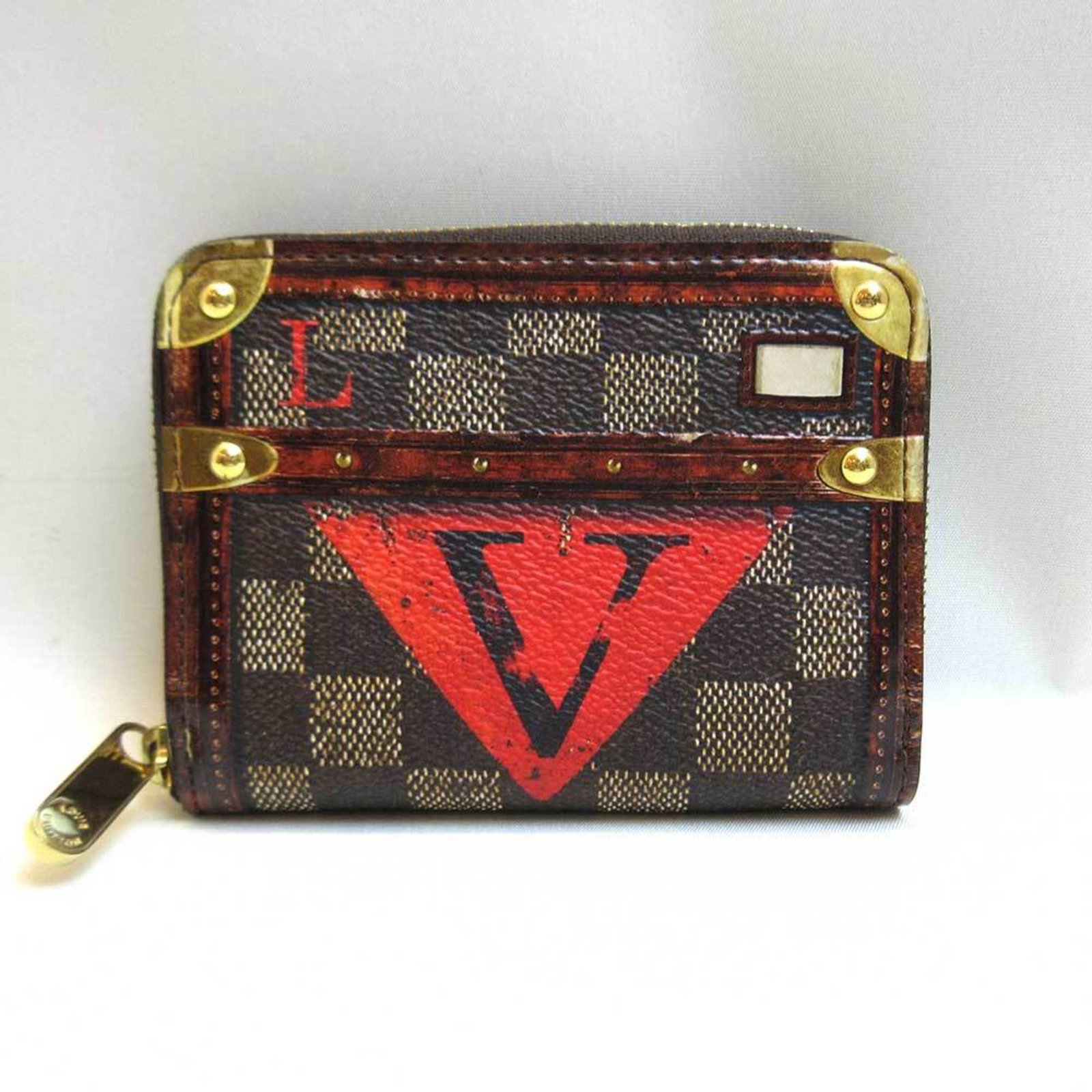 Louis Vuitton Zippy Coin Purse Brown Red Coin Case Damier Canvas M52745: Louis Vuitton Zippy Coin Purse Brown Red Coin Case Damier Canvas M52745 Introducing the Louis Vuitton Zippy Coin Purse, a stylish and versatile accessory that caters to both men and women. Crafted fro