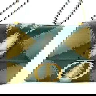 Christian Dior 30 Montaigne Green Leather Shoulder Bag with Gold Hardware: Christian Dior 30 Montaigne Green Leather Shoulder Bag with Gold Hardware Introducing the Christian Dior 30 Montaigne Shoulder Bag, a stunning accessory crafted from high-quality leather. This elegant