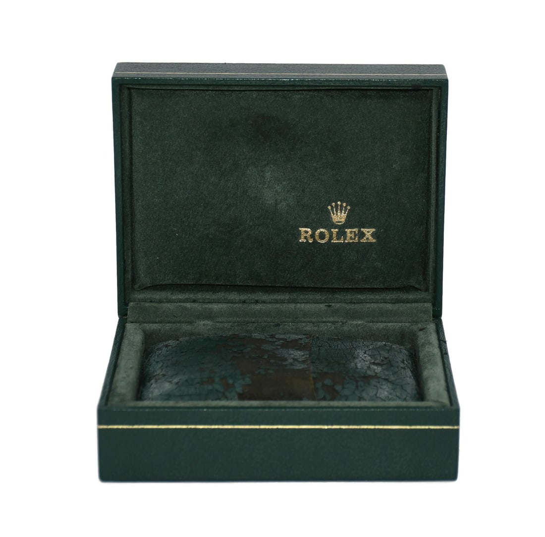 Authentic Rolex Green Presentation Box Ref 12.00.71: Authentic Rolex Green Presentation Box Ref 12.00.71 This authentic Rolex presentation box is designed to elegantly showcase your timepiece. The box is finished in a rich green color and is perfect for