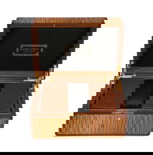 Authentic Roger Dubuis Brown Watch Presentation Box 8x6x4: Authentic Roger Dubuis Brown Watch Presentation Box 8x6x4 This elegant Roger Dubuis Presentation Box is perfect for showcasing your timepiece. Designed in a sophisticated brown color, this single watc