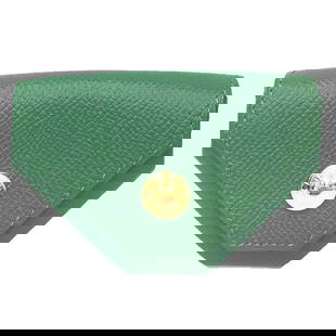 Hermes Le Vent Quatre Green Leather Coin Purse 6.5cm x 9cm: Hermes Le Vent Quatre Green Leather Coin Purse 6.5cm x 9cm Presenting the Hermes Le Vent Quatre coin purse, a stylish and versatile accessory for both men and women. This coin purse is crafted from hi