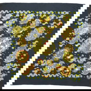 Hermes LE ROY SOLEIL 90cm Black Silk Carre Muffler Scarf: Hermes LE ROY SOLEIL 90cm Black Silk Carre Muffler Scarf This elegant Hermes Carre Muffler features the exquisite LE ROY SOLEIL design, also known as the Sun King. Crafted from 100% luxurious silk, th