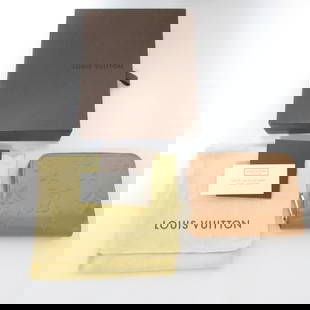 Louis Vuitton Vernis Zippy Coin Purse Bi-fold Wallet Rose Velours: Louis Vuitton Vernis Zippy Coin Purse Bi-fold Wallet Rose Velours Introducing the LOUIS VUITTON Vernis Zippy Coin Purse, a stylish and compact wallet designed for women. Crafted from high-quality Vern