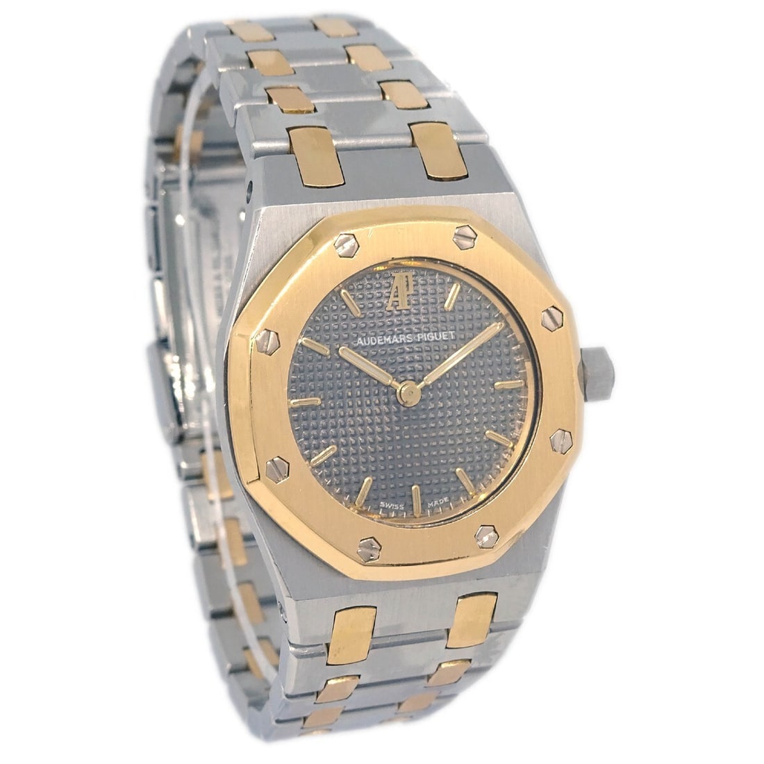 Audemars Piguet Royal Oak SA66131 Quartz Watch 18K Gold Silver Vintage: Audemars Piguet Royal Oak SA66131 Quartz Watch 18K Gold Silver Vintage This stunning Audemars Piguet Royal Oak wristwatch combines luxury and functionality with its quartz movement and elegant design.