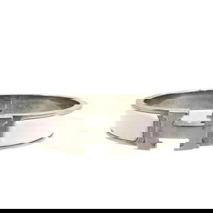 Hermes Click Clack H PM White Silver Metal Bangle Bracelet: Hermes Click Clack H PM White Silver Metal Bangle Bracelet This elegant Hermes Click Clack H PM Metal Bracelet Bangle showcases a striking combination of silver and white. Crafted from durable metal,