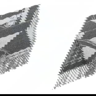 Hermes H394800T Gray Cashmere Stole Scarf Unisex: Hermes H394800T Gray Cashmere Stole Scarf Unisex This luxurious Hermes scarf, model H394800T, is crafted from 100% cashmere, offering unparalleled softness and warmth. The stole features a versatile g