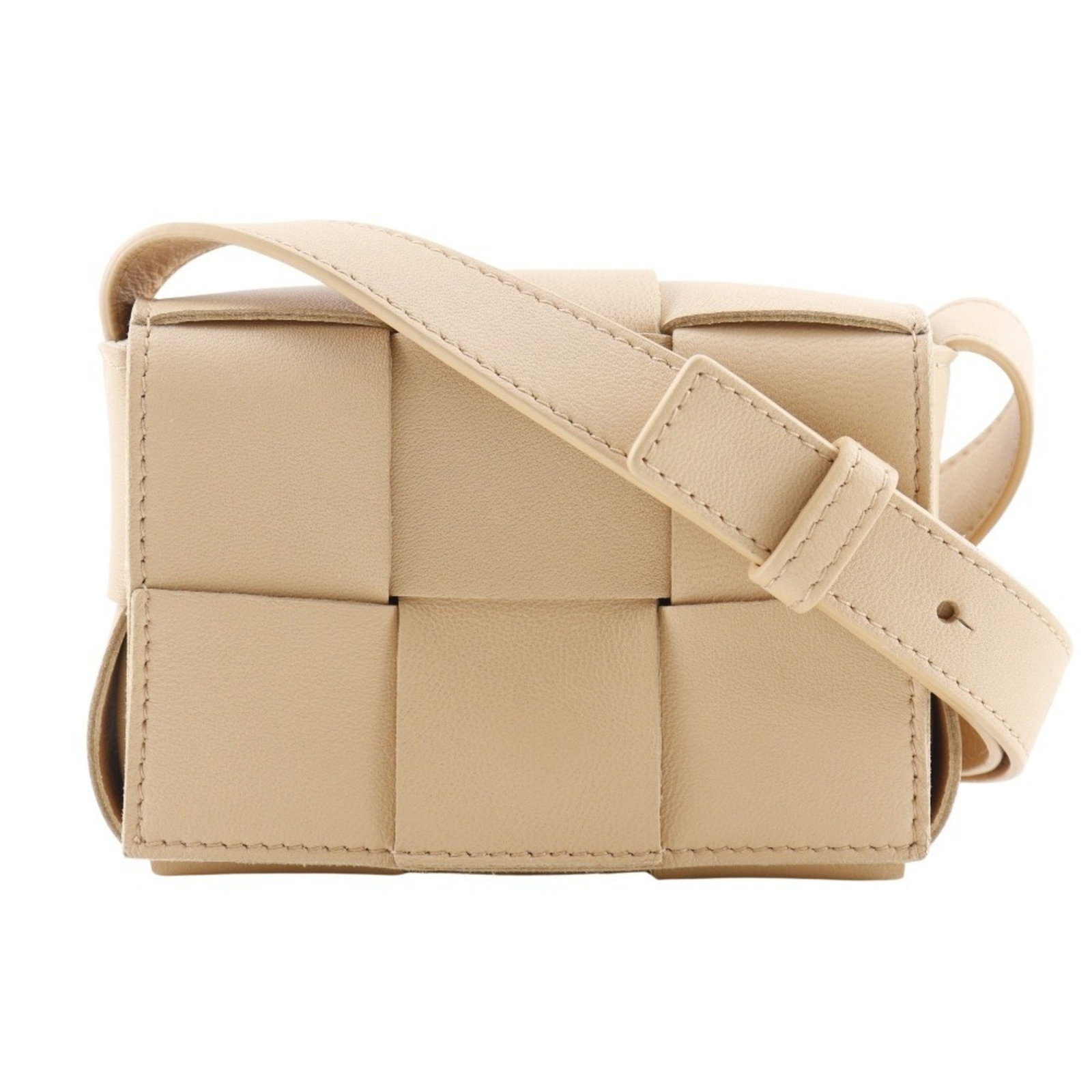 Bottega Veneta Candy Cassette Unisex Shoulder Bag Beige Lambskin Intrecciato: Bottega Veneta Candy Cassette Unisex Shoulder Bag Beige Lambskin Intrecciato Introducing the Bottega Veneta Candy Cassette Shoulder Bag, a stylish accessory crafted from luxurious lambskin leather in 
