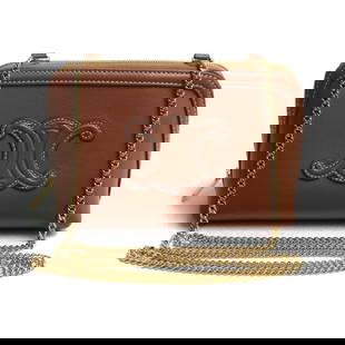 Celine Brown Calfskin Clutch Cuir Triomphe Pouch 10E383DR8.04LU: Celine Brown Calfskin Clutch Cuir Triomphe Pouch 10E383DR8.04LU Introducing the Celine Clutch Cuir Triomphe Pouch in a rich brown hue, expertly crafted from high-quality calfskin leather. This elegant