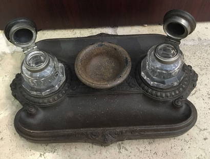 Antique Early 20th Century Clear Glass Inkwells on Wood Base: Antique Early 20th Century Clear Glass Inkwells on Wood Base This exquisite early 20th-century desk set features a pair of clear glass inkwells elegantly mounted on a wooden base. Crafted between 1900