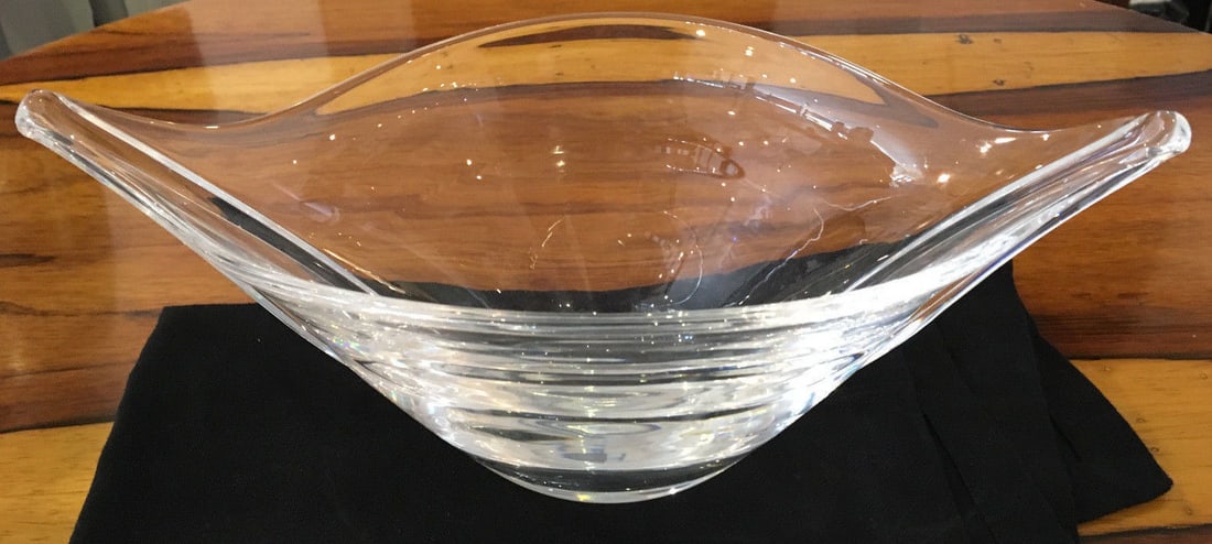 Steuben Art Vase Boat Shaped Glass Bowl Unique Design: Steuben Art Vase Boat Shaped Glass Bowl Unique Design This exquisite Steuben glass bowl is beautifully crafted in a stylized boat shape, making it a unique addition to any art vase collection. Constru