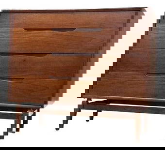 1960s Walnut Dresser Chest by Foster McDavid USA: 1960s Walnut Dresser Chest by Foster McDavid USA This elegant mid-century modern dresser chest features a beautifully refinished walnut finish, showcasing the timeless design of the 1960s. Crafted by