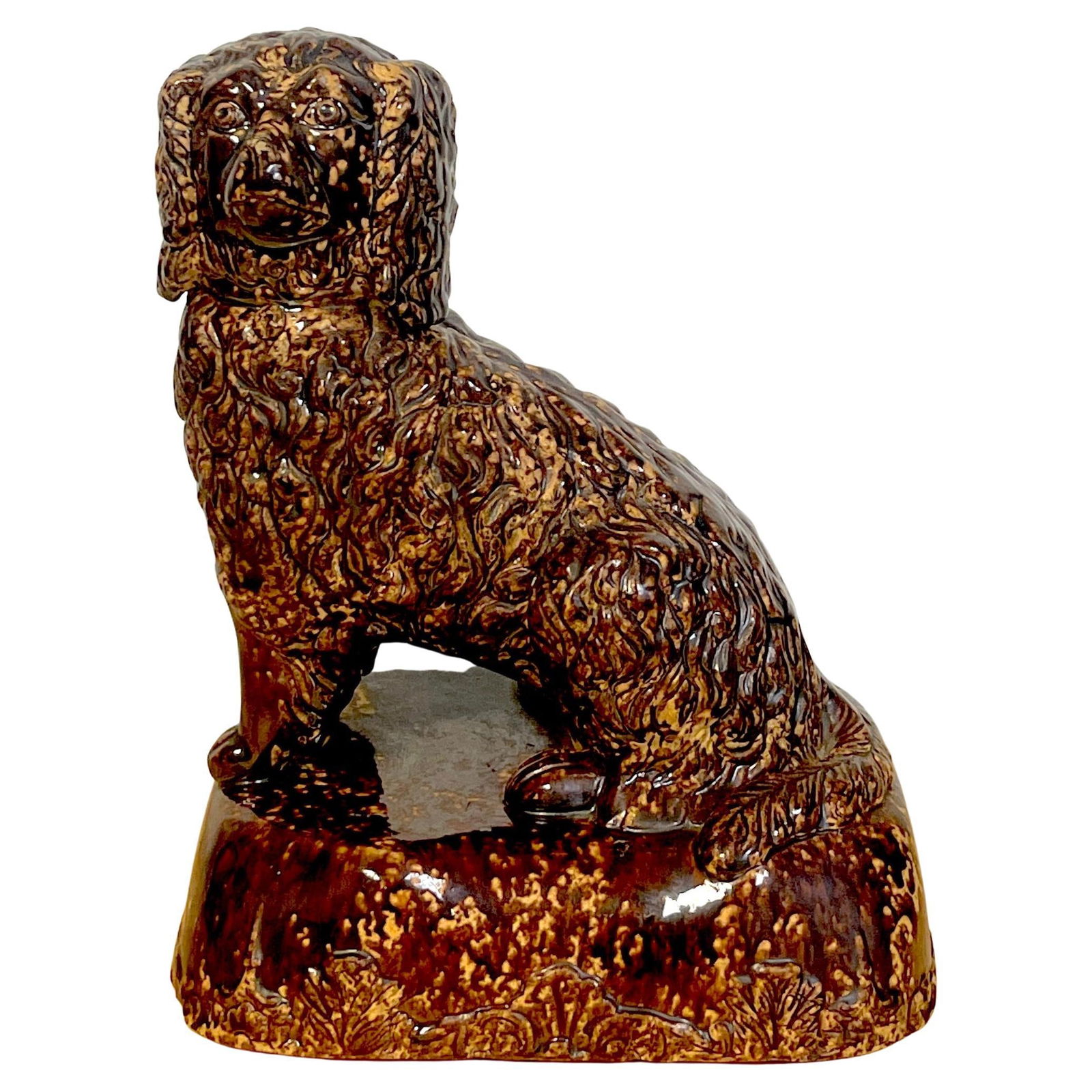 19th Century Bennington Pottery Seated Spaniel Treacle Glaze: 19th Century Bennington Pottery Seated Spaniel Treacle Glaze This exquisite 19th Century Bennington Pottery features a seated spaniel adorned with a rich treacle glaze, crafted circa 1860s. Attributed