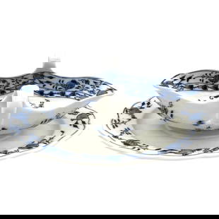 19th Century Meissen Blue Onion Handled Gravy Boat Germany: 19th Century Meissen Blue Onion Handled Gravy Boat Germany This Meissen Blue Onion Handled Gravy Boat is a stunning example of 19th-century German porcelain craftsmanship. Measuring 8.75 inches in wid
