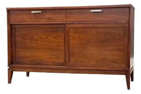 Mid Century Modern Walnut Sideboard Credenza 1960s USA: Mid Century Modern Walnut Sideboard Credenza 1960s USA This stunning mid-century modern sideboard credenza features a refined walnut finish, showcasing two sliding doors, two upper drawers, and a lowe