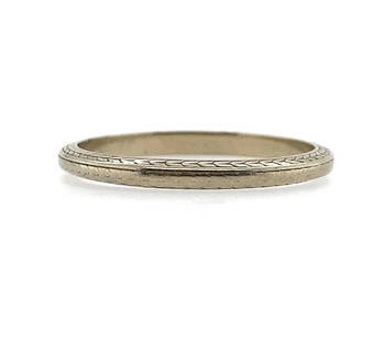 Authentic 18k White Gold Chevron Leaf Wedding Band Ring Size 5.5: Authentic 18k White Gold Chevron Leaf Wedding Band Ring Size 5.5 This elegant 18k white gold wedding band features a unique chevron leaf design delicately etched into its sides, making it a stunning c