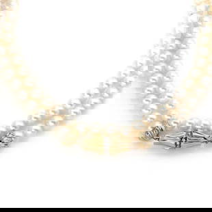 Elegant 14k Yellow Gold Pearl Necklace with Diamond Clasp 36" Long: Elegant 14k Yellow Gold Pearl Necklace with Diamond Clasp 36" Long Discover the timeless elegance of this vintage necklace featuring a beautiful single strand of pearls. Designed with a sophisticated