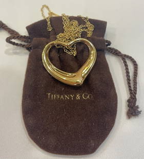 Elsa Peretti 18K Gold Pendant Necklace Tiffany & Co with Bag: Elsa Peretti 18K Gold Pendant Necklace Tiffany & Co with Bag Discover the elegance of this Elsa Peretti for Tiffany & Co. pendant necklace, crafted from luxurious 18K yellow gold. This exquisite piece
