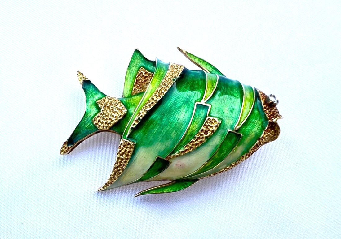 Italian 18K Yellow Gold Enamel Diamond Fish Brooch: Italian 18K Yellow Gold Enamel Diamond Fish Brooch Discover this exquisite Italian brooch crafted from 18K yellow gold, featuring a striking enameled fish design adorned with a diamond eye. This piece