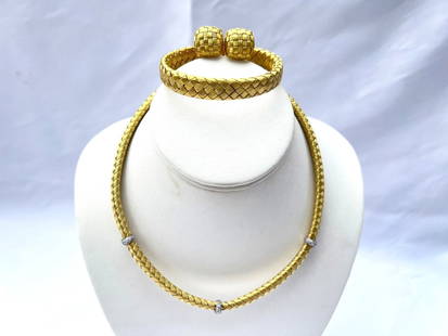 Roberto Coin 18K Yellow Gold Diamond Sapphire Jewelry Set: Roberto Coin 18K Yellow Gold Diamond Sapphire Jewelry Set Discover the elegance of this exquisite Roberto Coin set featuring an 18K yellow gold necklace, bracelet, and pair of earrings. This stunning